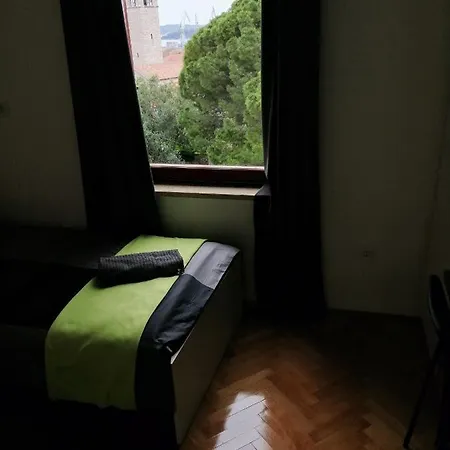 Center Arena Belvedere And 普拉