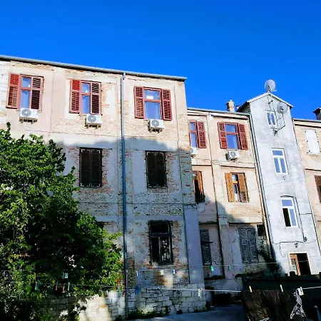 Center Arena Belvedere And 普拉