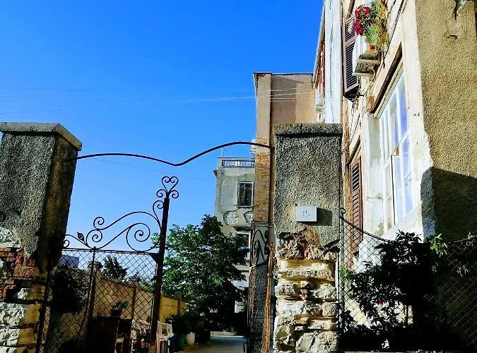 Center Arena Belvedere And *